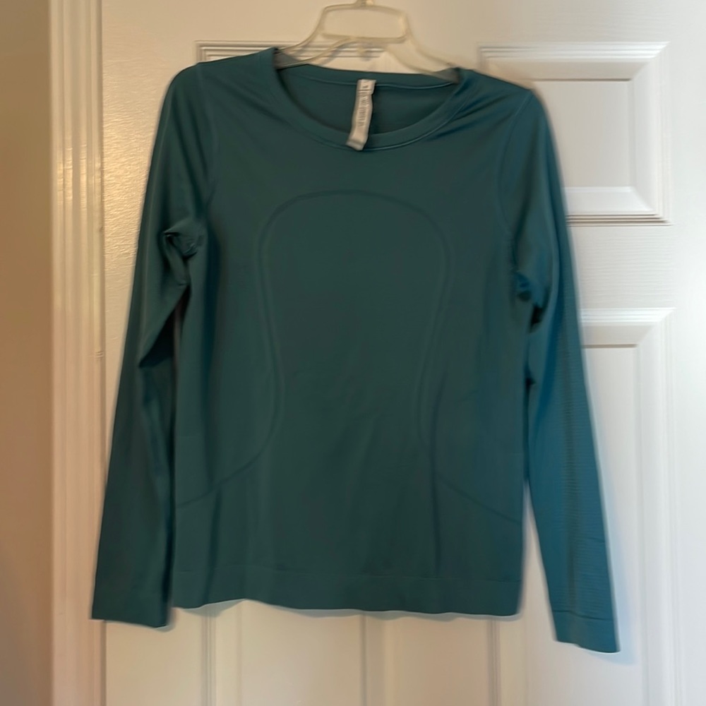 Long sleeved swiftly in relaxed fit. Sage blue color. Size 8